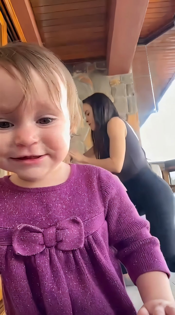 Lindy treinando, com a filha por perto
